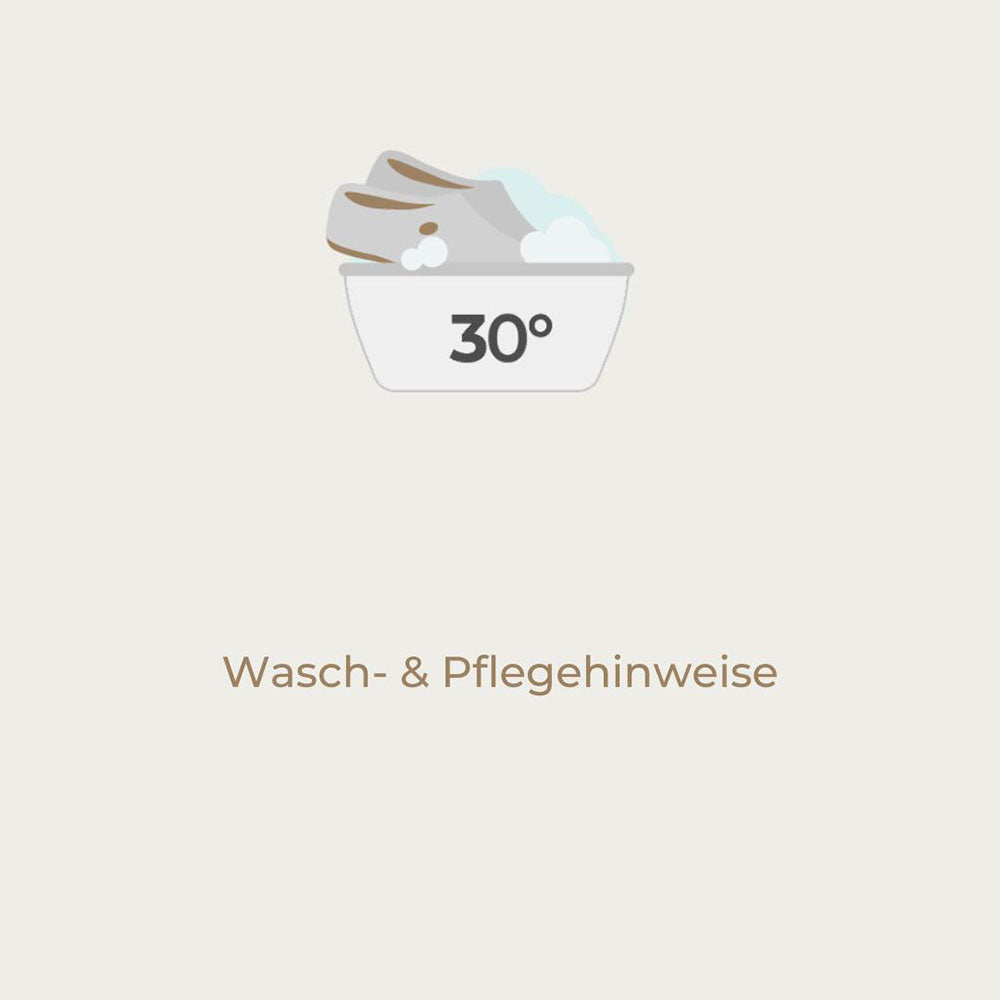 Beim Anklicken dieser Kachel wirst Du zu unserer Seite mit Wasch-& Pflegehinweisen der Pantoffeln weitergeleitet.