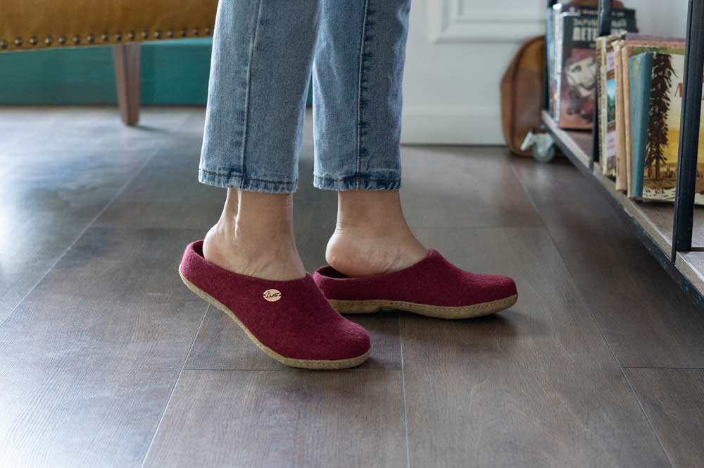 7 classic-pantoffeln-mit-gummisohle-dunkelrot #farbe_dunkelrot