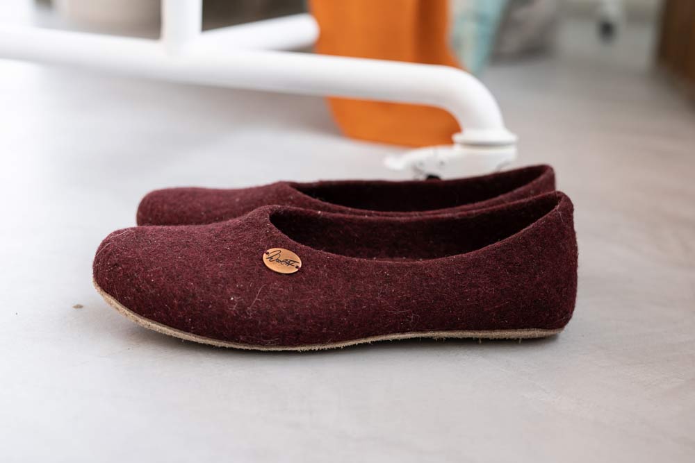 Seitliche Perspektive darkcherry Ballerina