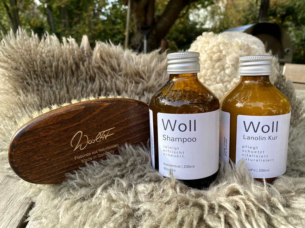 wollpflegeset mit lanoin und wollwaschmittel und bürste auf lammfell